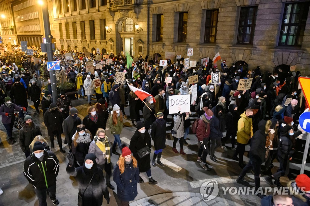 폴란드서 '기형 태아도 낙태금지' 결정 발효…전국서 항의 시위