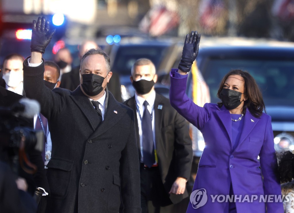 [바이든 취임] 다같이 미 브랜드 의상…해리스 '보랏빛' 눈길 (종합)