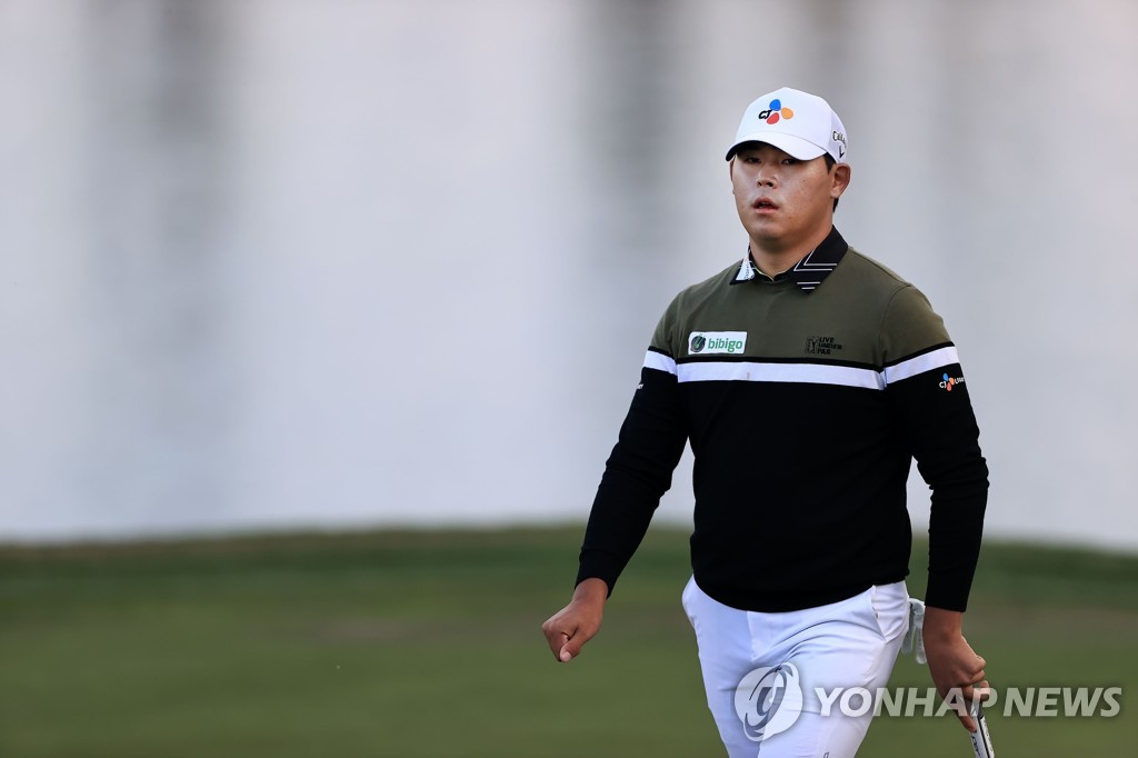 버디만 7개 임성재, PGA 투어 2R 단독 선두…김시우 2위