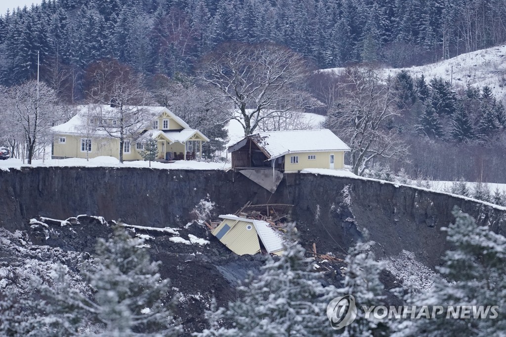 노르웨이 산사태로 10명 실종…수색 작업 계속