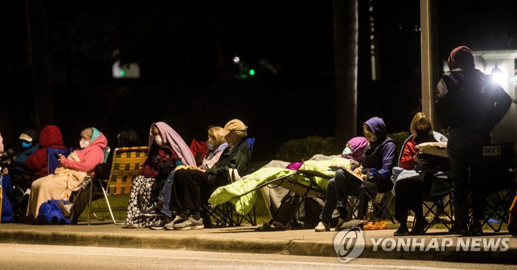 미 노인 백신 접종 현장…노숙 불사에 문의 폭주로 시스템 먹통