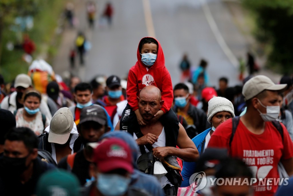 '걸어서 미국까지'…중미 이민자 행렬 9천명으로 늘어