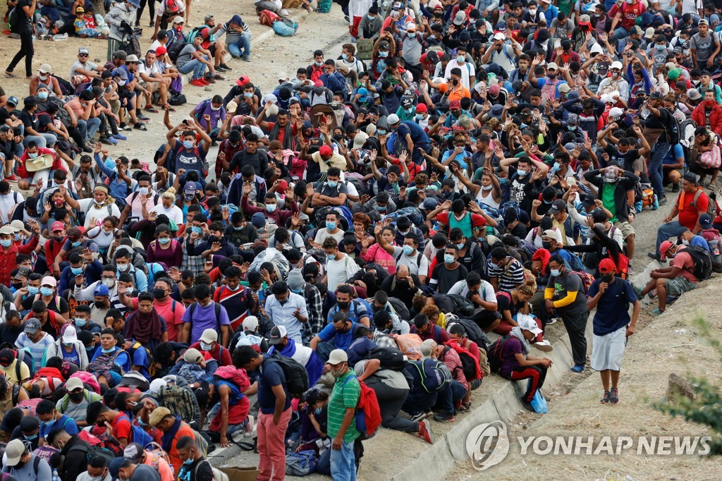 멀고 험한 미국 가는 길…중미 이민자들, 과테말라서 발 묶여