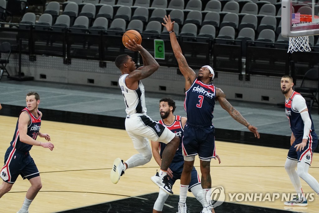 코로나로 13일 만에 돌아온 NBA 워싱턴, 샌안토니오에 무릎