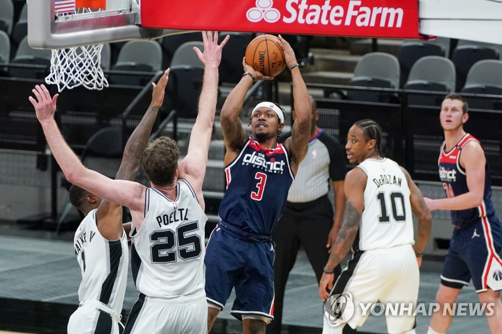 코로나로 13일 만에 돌아온 NBA 워싱턴, 샌안토니오에 무릎