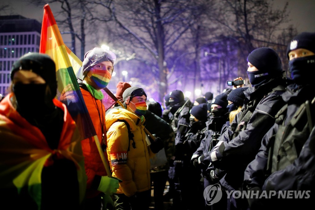 폴란드서 '기형 태아도 낙태금지' 결정 발효…전국서 항의 시위