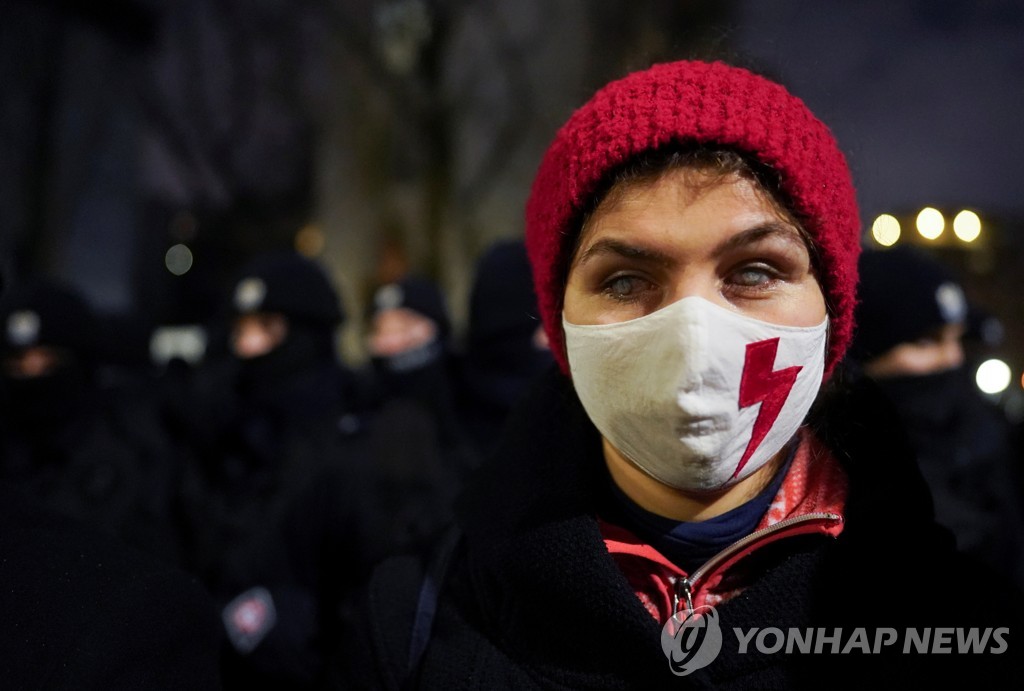 폴란드서 '기형 태아도 낙태금지' 결정 발효…전국서 항의 시위