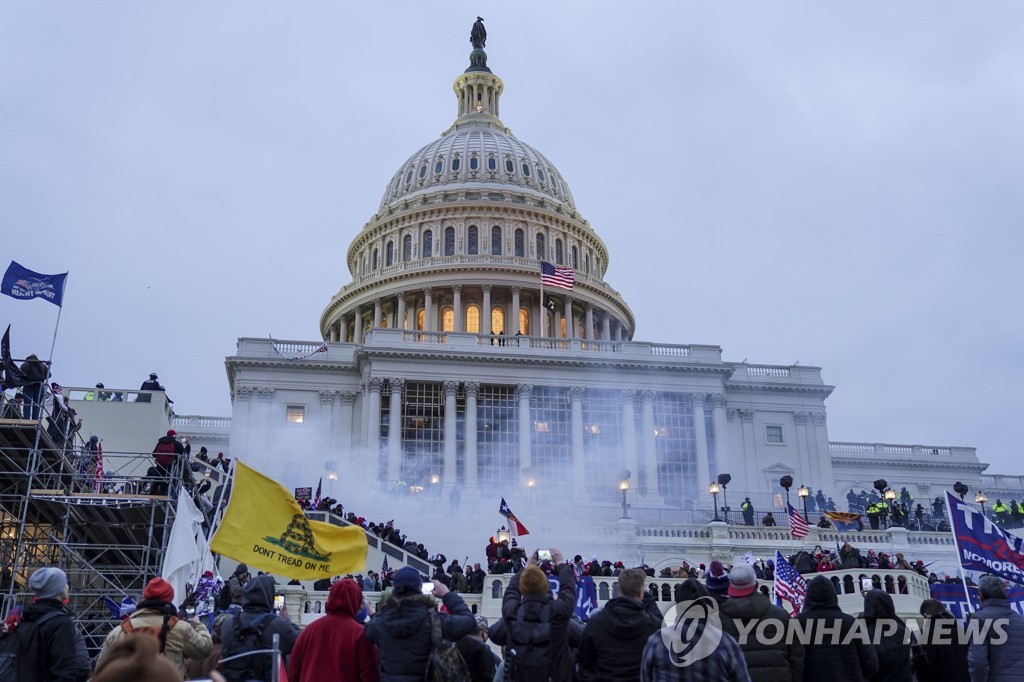 의회 난입에 경악한 공화인사들 선긋기…"미쳤다" "테러범들"