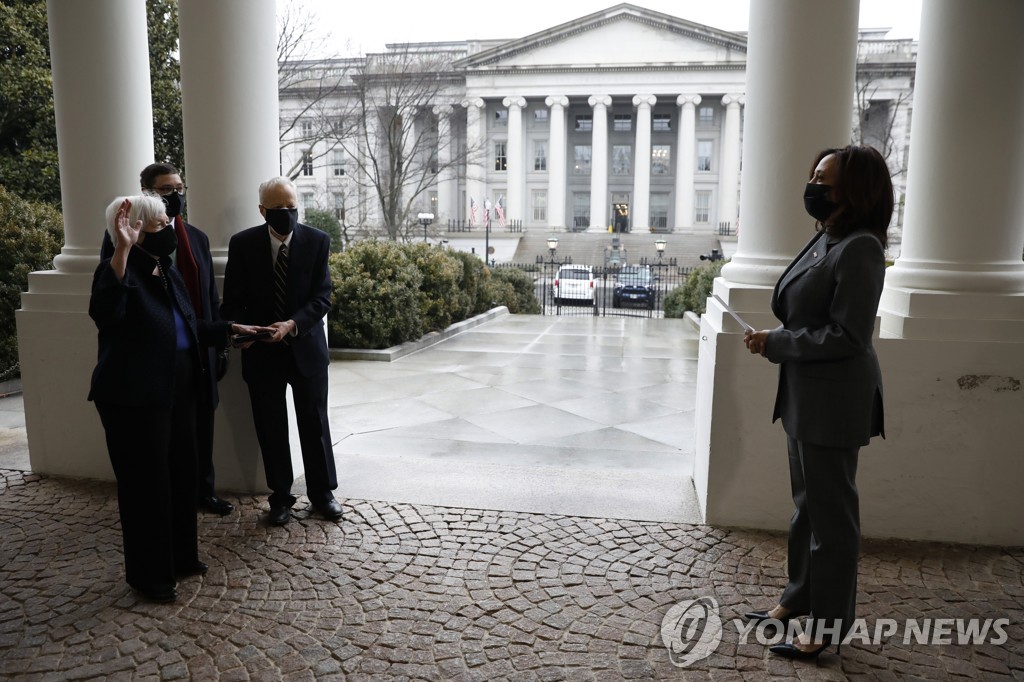 미 첫 여성 재무장관 옐런, 첫 여성 부통령 해리스 앞 취임선서