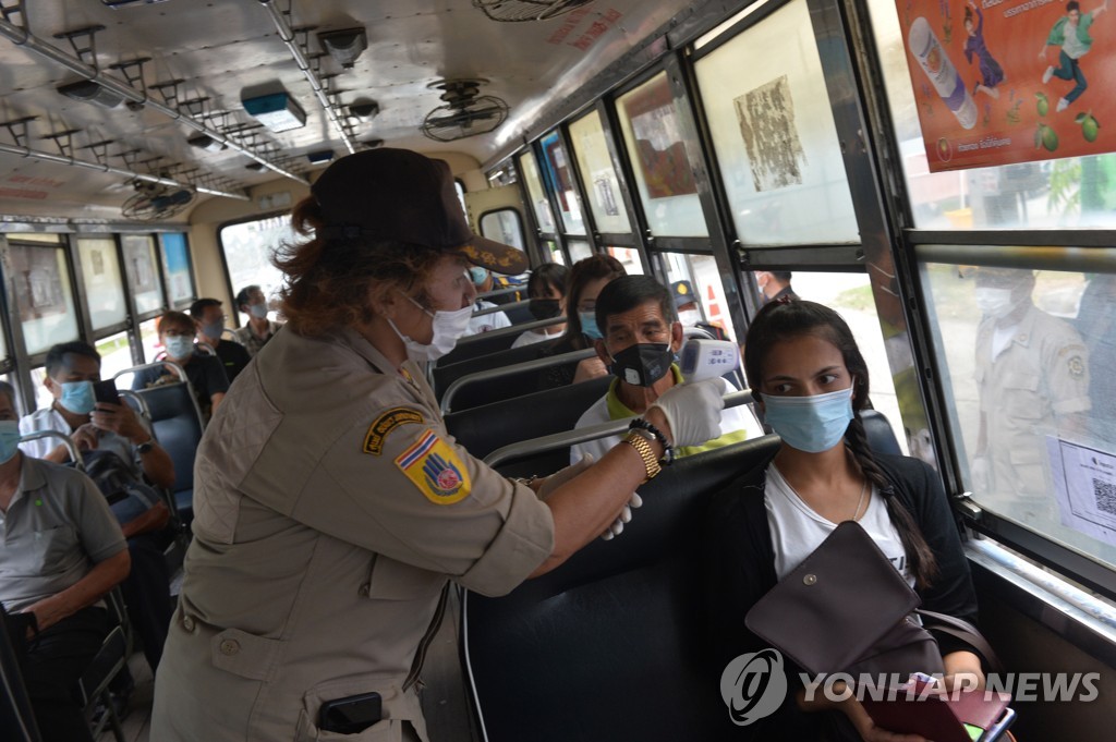 백신보다 빠른 전염…새해 됐지만 여전히 '우울한 1월'