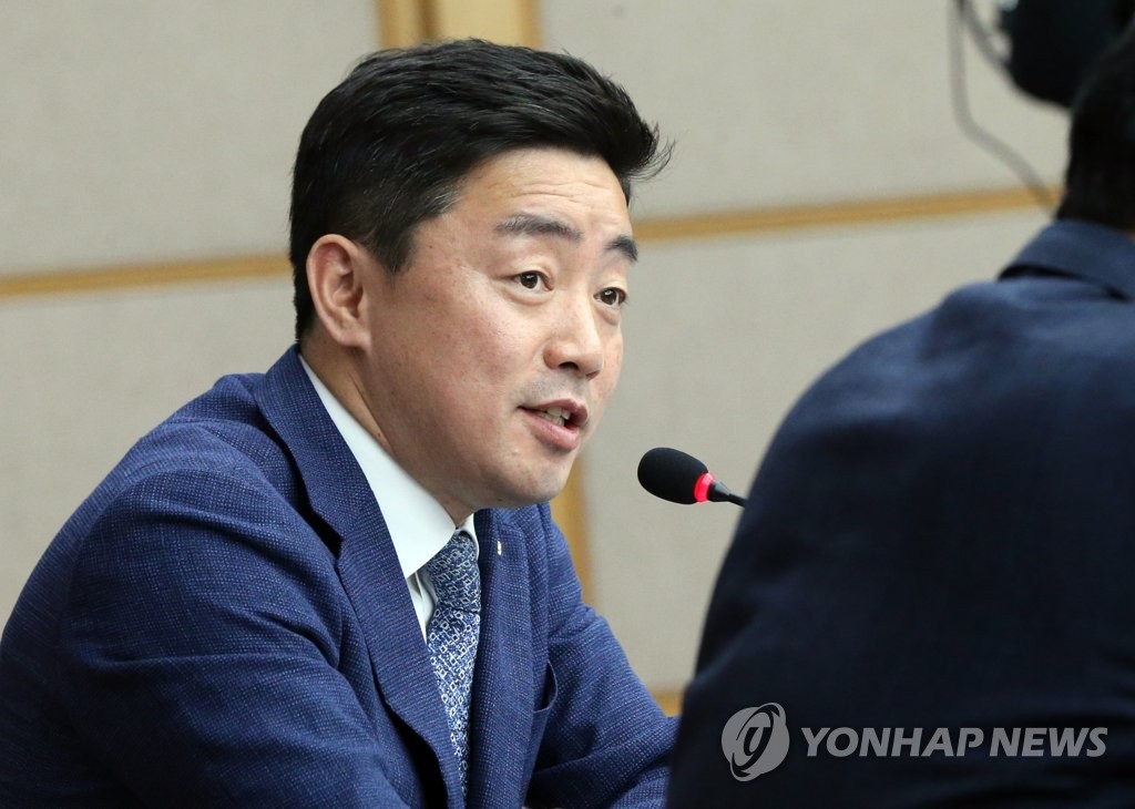 "방역 휴업 시간만큼 최저임금"…강훈식, 소상공인 보상법 제안