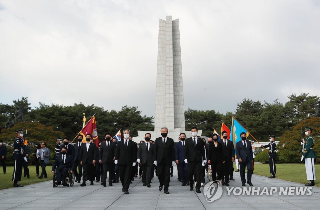 野지도부 현충원 참배…安, 부동산 현장방문