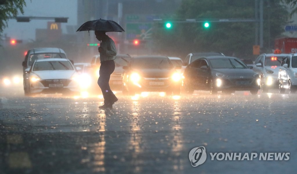 제주 한라산 최고 51㎜ 비 쏟아져…내일까지 계속