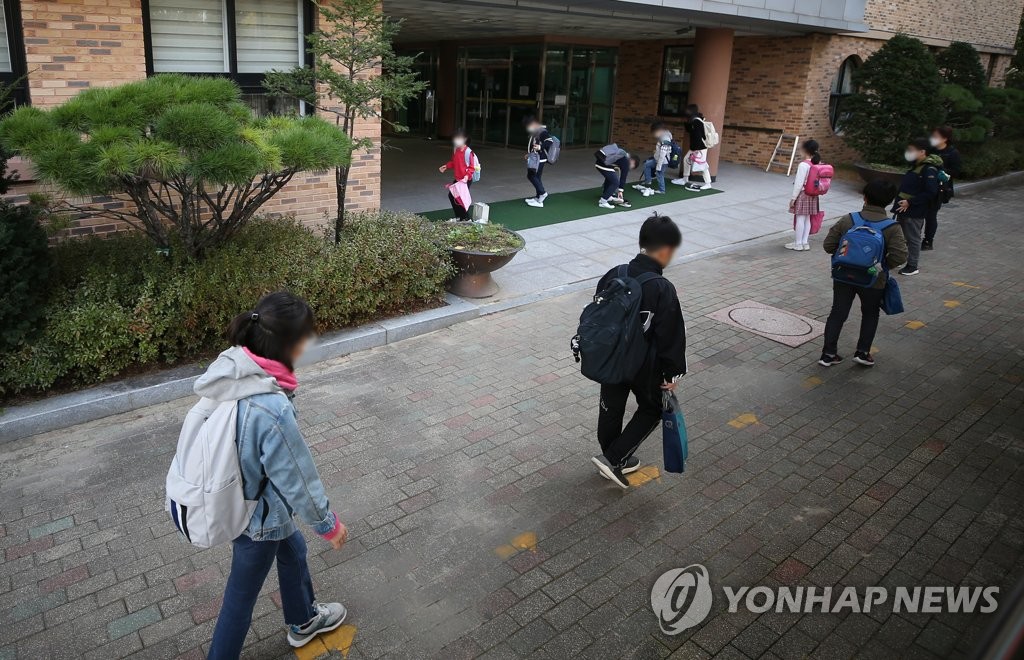 교육격차·돌봄 공백에…교육부 "초등 저학년 등 등교 늘릴 것"