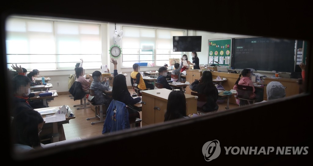 초등 저학년·특수학교 등교 확대…과밀학급에 교사 2천명 배치