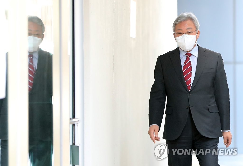 '김진태 공약 비판' 민병희 교육감에 벌금 1천만원 구형