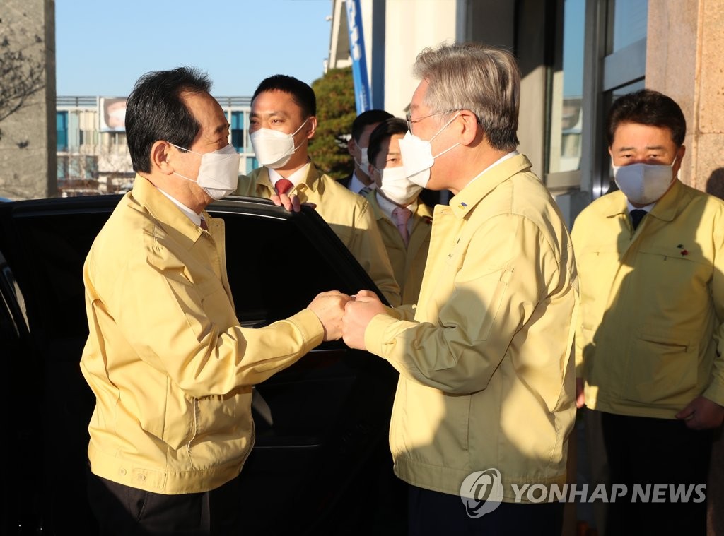 정총리, 이재명에 "더 풀자, 덜 풀자 단세포적 논쟁 말자"