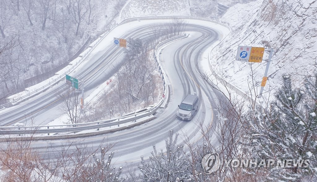 강원 10㎝ 눈·출근길 '엉금엉금'…곳곳서 '꽝' 눈길 사고(종합)