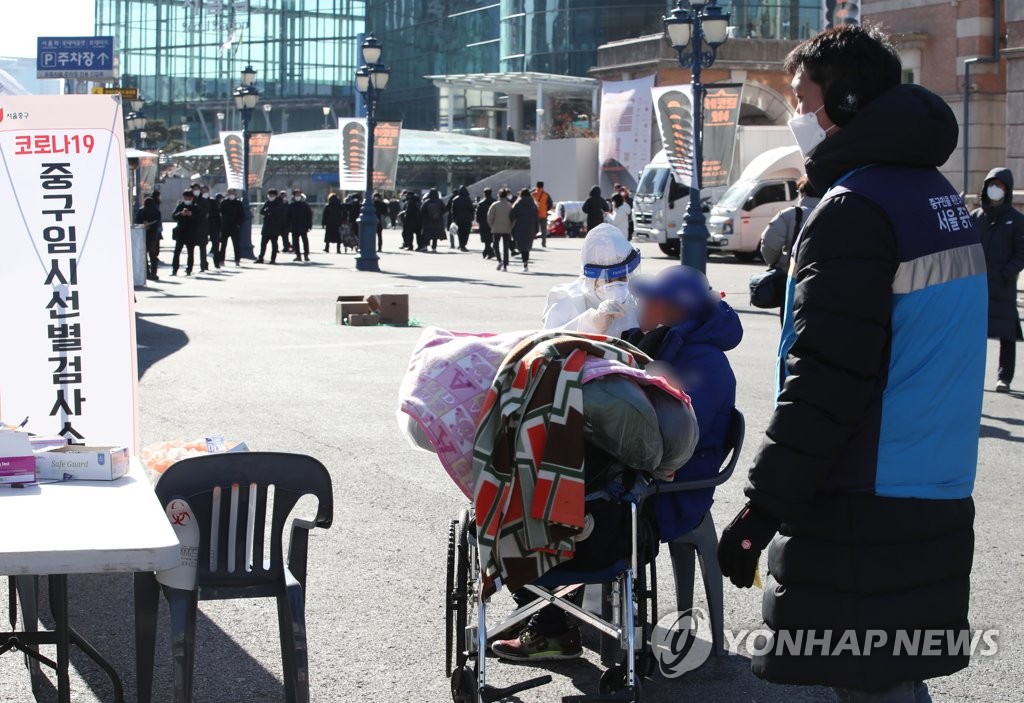 서울역 노숙인시설 관련 21명 확진…전수검사 추진