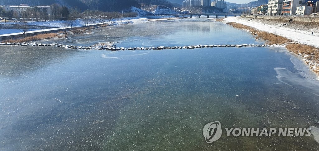 "1년 장사 망쳐"…겨울축제·스키장 축소에 한숨만 '푹푹'