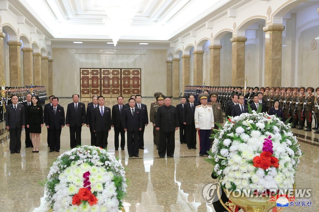 김정은, 신년 첫날 금수산태양궁전 참배…올해 첫 공개활동