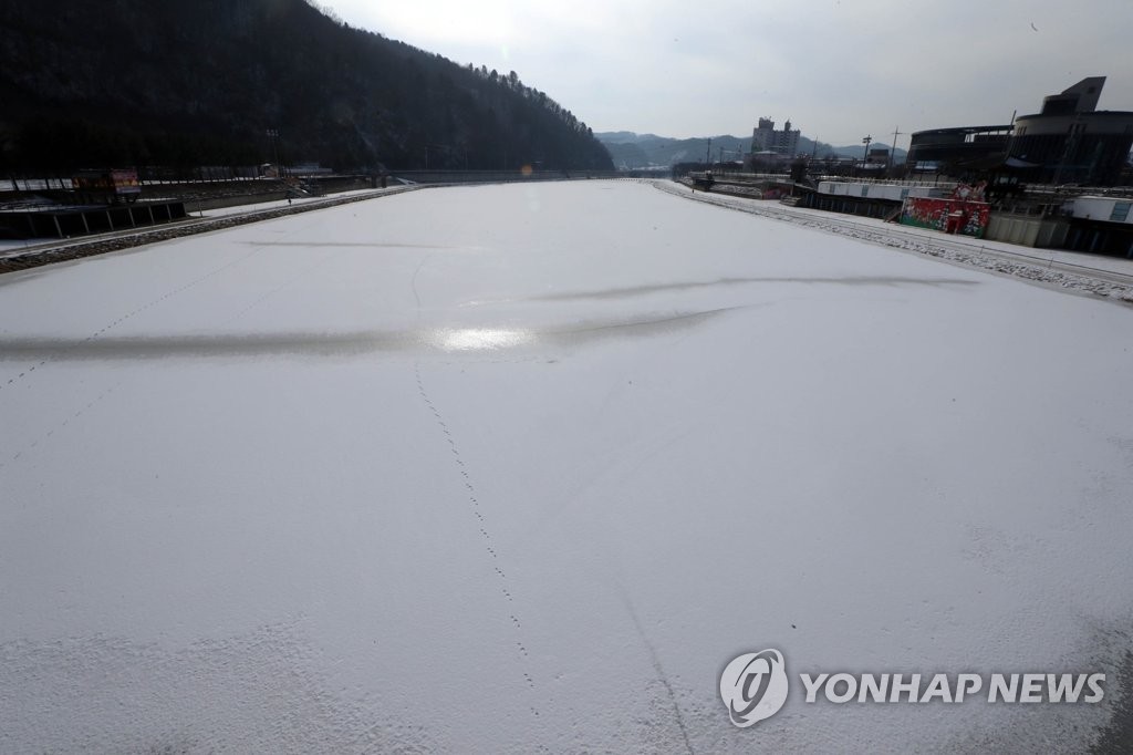 "1년 장사 망쳐"…겨울축제·스키장 축소에 한숨만 '푹푹'