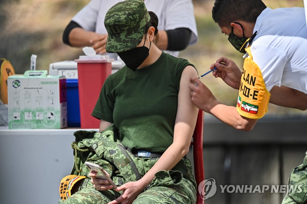 코로나 백신 누가 먼저 맞나…"간단히 나이순 접종도 검토해야"