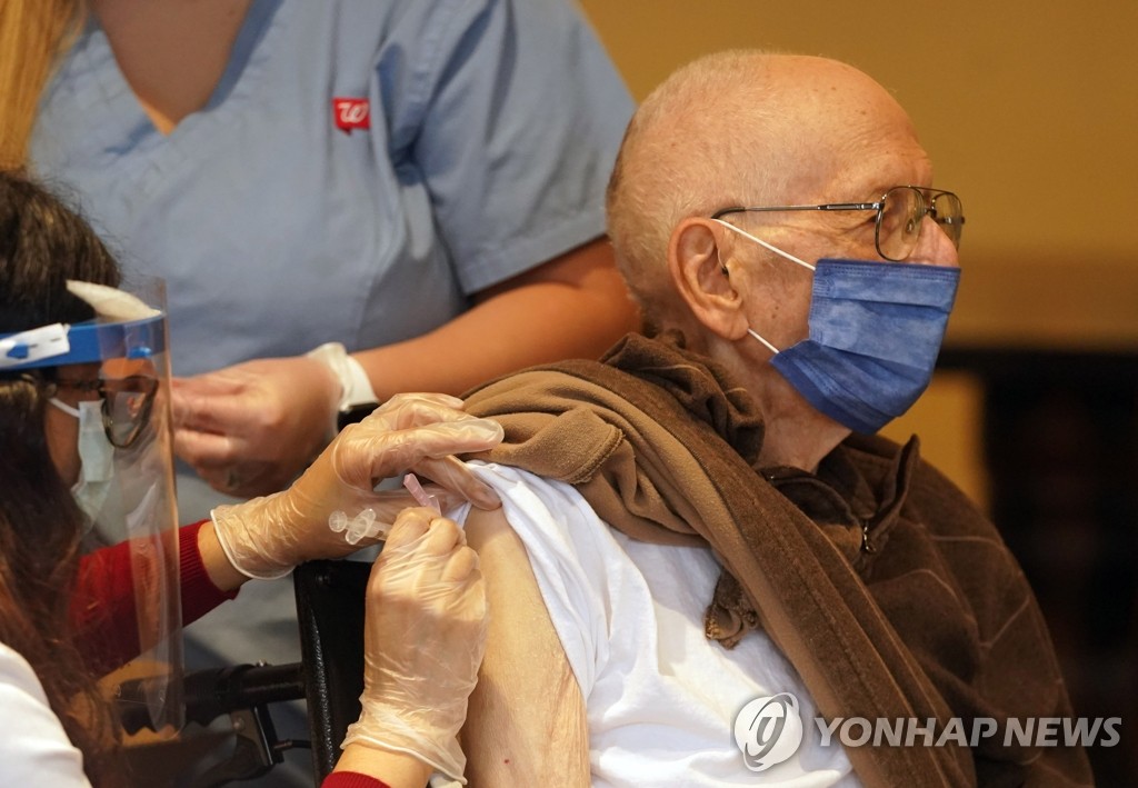 접종간격 늘리고 투여량 줄이고…영·미 백신 계획수정 논란