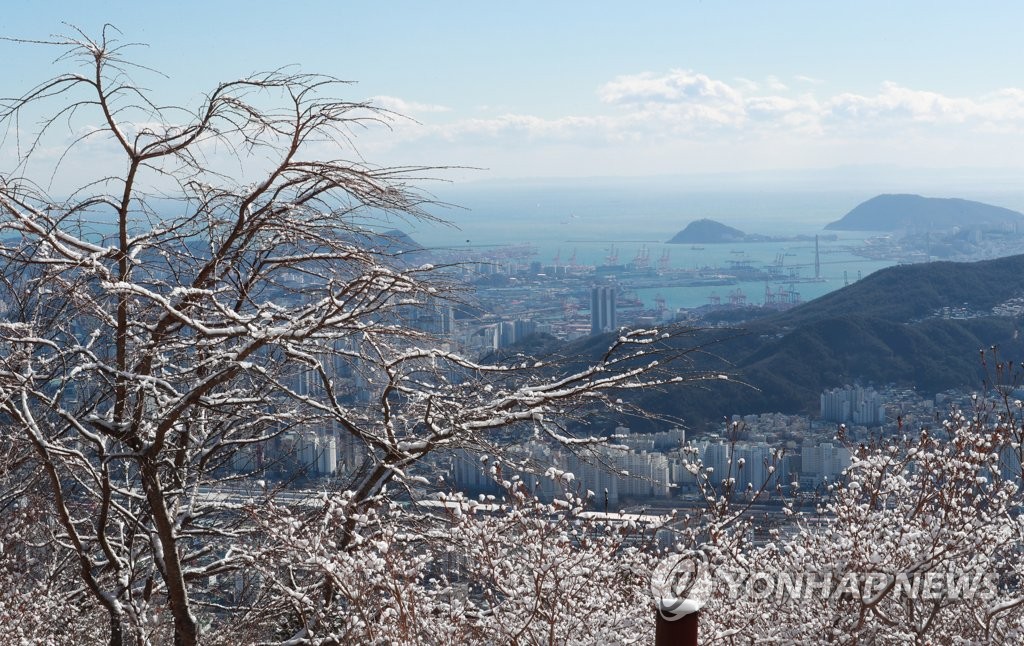 부산 일부 지역에 눈…"쌓일 가능성 적지만 빙판길 우려"