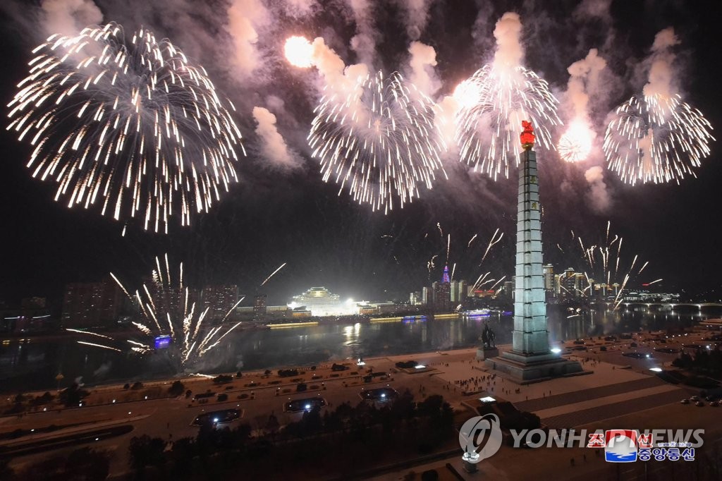 김정은, 어제 당대회 기념 야간열병식 참석…핵무장력 재차 과시(종합)
