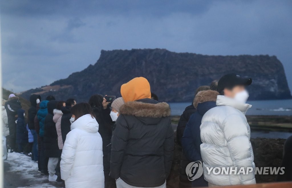 "그래도 새해 첫해는 봐야"…제주 해돋이 명소 발길 잇따라