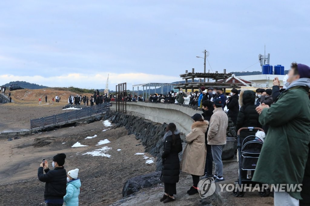 "그래도 새해 첫해는 봐야"…제주 해돋이 명소 발길 잇따라