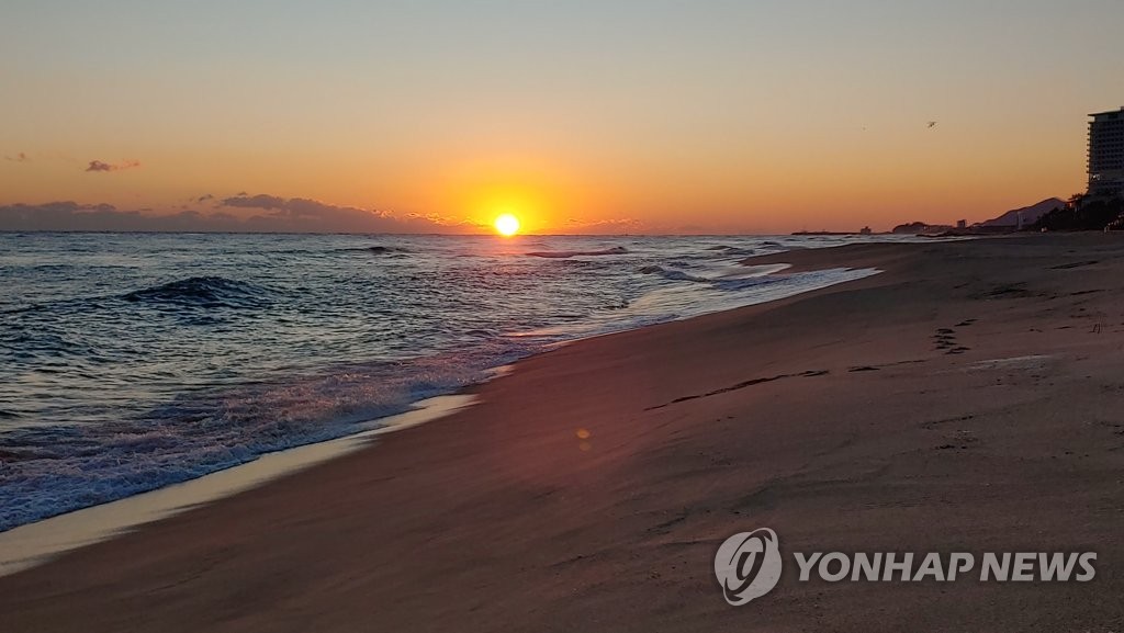 강릉 새해 해맞이객 1만6천여 명…전년 대비 90% 이상 줄어