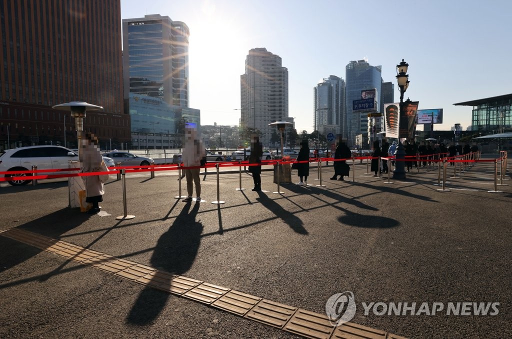 연휴 끝나자마자 다시 1천명대…확산세 지속, 향후 2주 중대기로(종합)