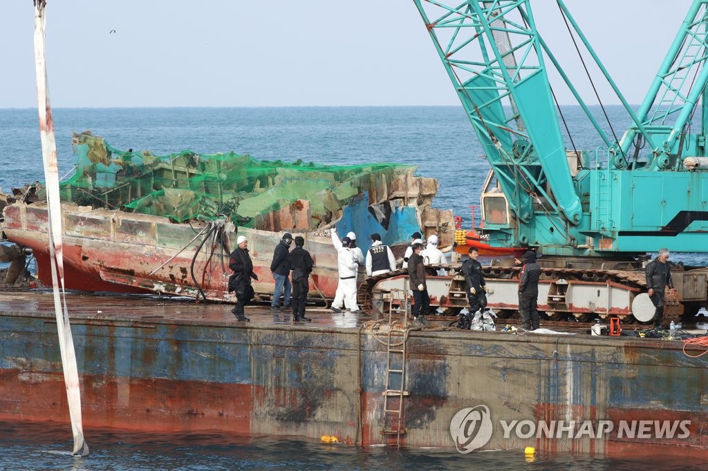 32명민호 침몰한 바닷속서 발견된 시신은 한국인 선원(종합)