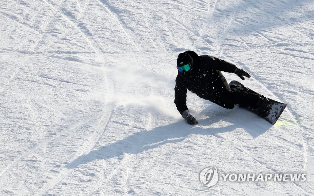열하루 만에 운영 재개한 스키장…슬로프는 '한산'