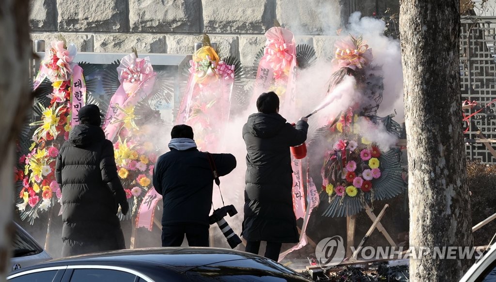 대검찰청 앞 '윤석열 응원 화환'에 방화…검찰개혁 주장(종합)