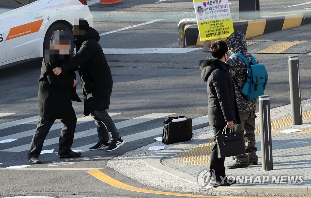 대검찰청 앞 '윤석열 응원 화환'에 방화…검찰개혁 주장(종합)