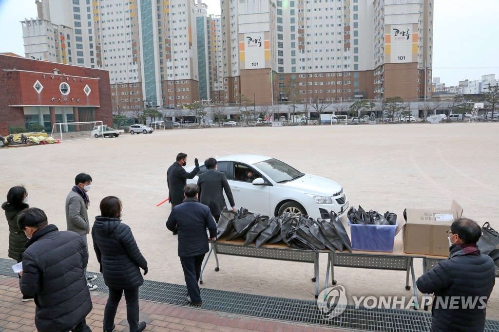 코로나19가 바꾼 졸업식…온라인이 대세, 차에서 졸업장 수령