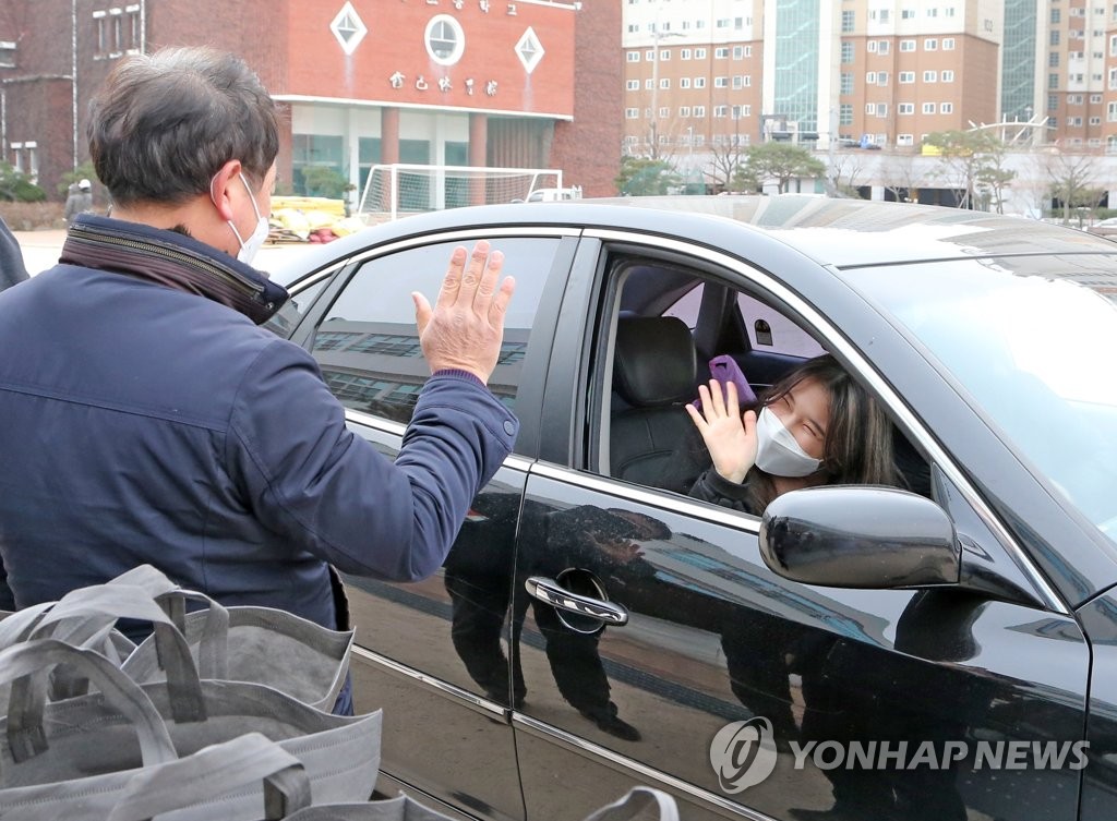 코로나19가 바꾼 졸업식…온라인이 대세, 차에서 졸업장 수령