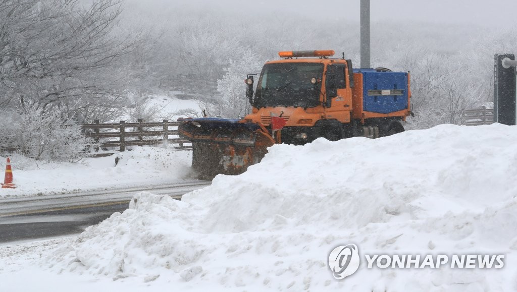 제주 산지에 5㎝ 눈 내리고 도로 결빙…"교통안전 주의"