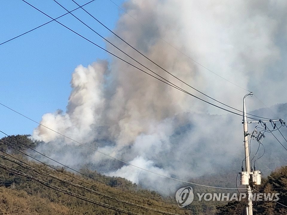 영덕 산불 10시간째 진화…면적 넓고 저수지 물 얼어 난항