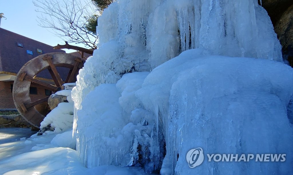 최강한파·강풍·폭설로 전국 '교통마비'…동파 등 피해 속출(종합)