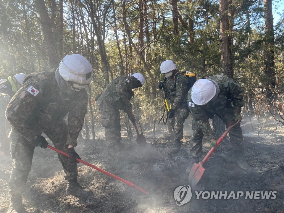 영덕 산불 10시간째 진화…면적 넓고 저수지 물 얼어 난항