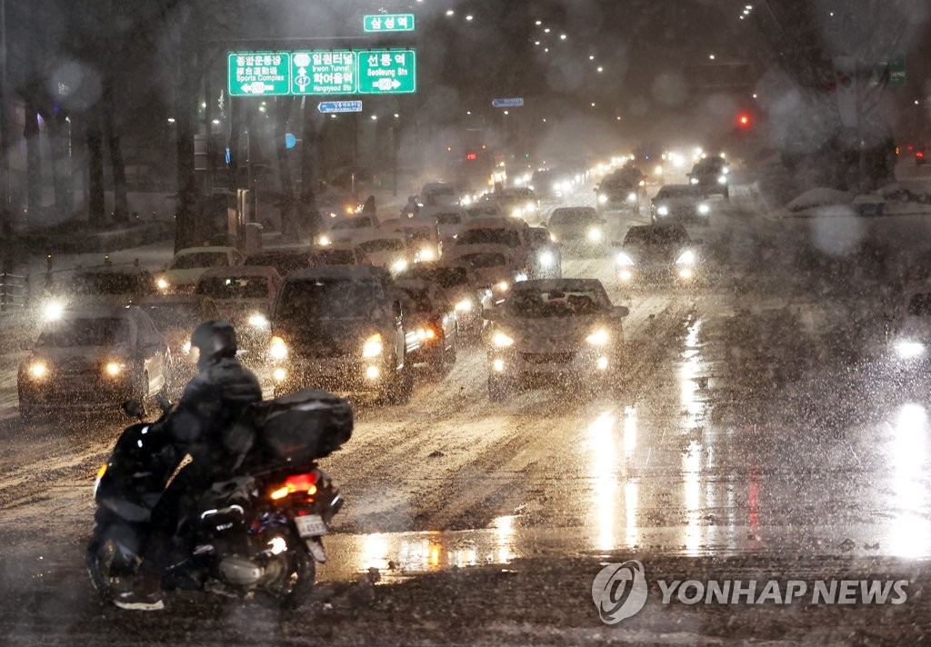 "버스 배차간격이 116분"…폭설로 도로에 갇힌 시민들