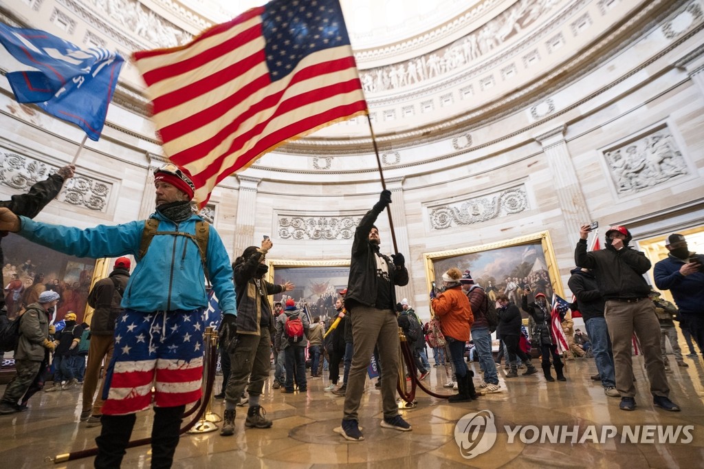 의회 난입 시위대, 의원 살해·인질 노렸나…FBI 수사