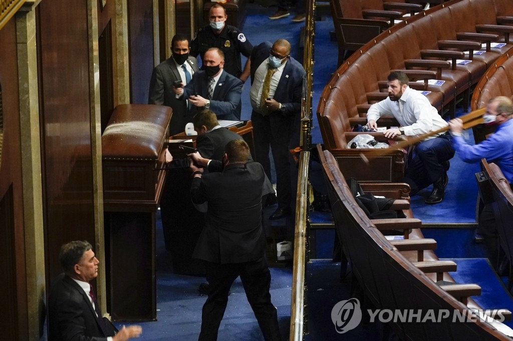 "쿠데타! 민주주의 상징 짓밟혔다" 전세계 경악·실망