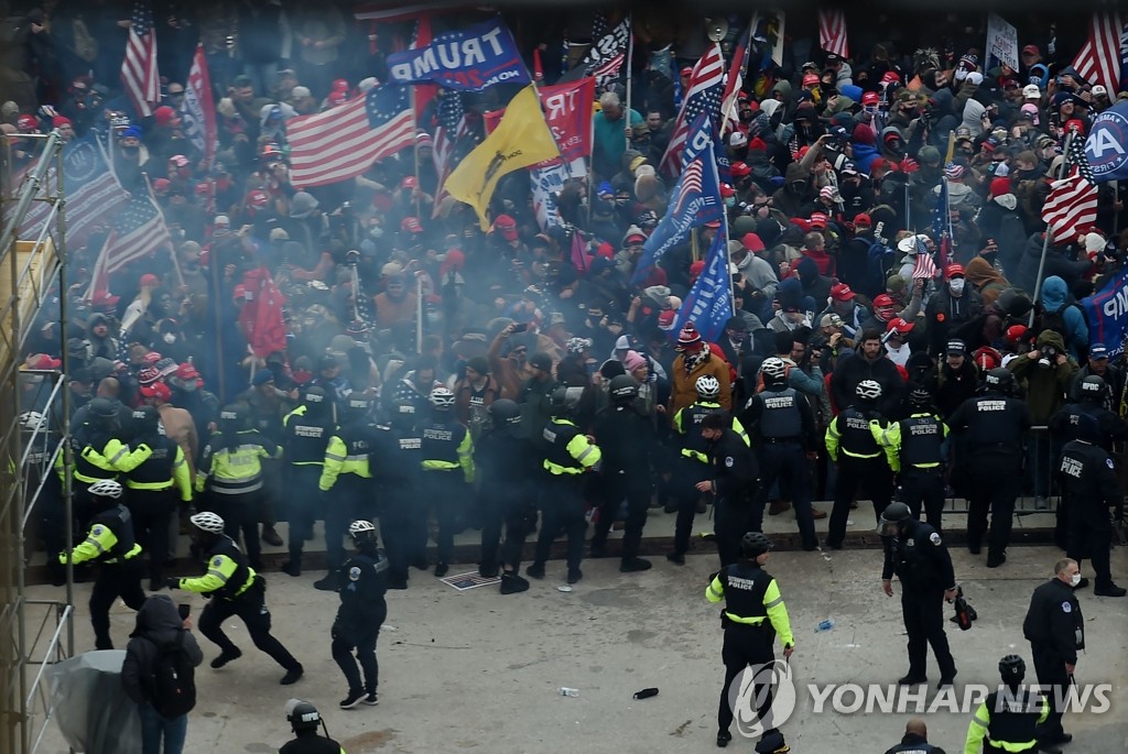 CNN "의사당 폭동 관련 경찰관 1명 사망" 보도에 경찰측 부인(종합)