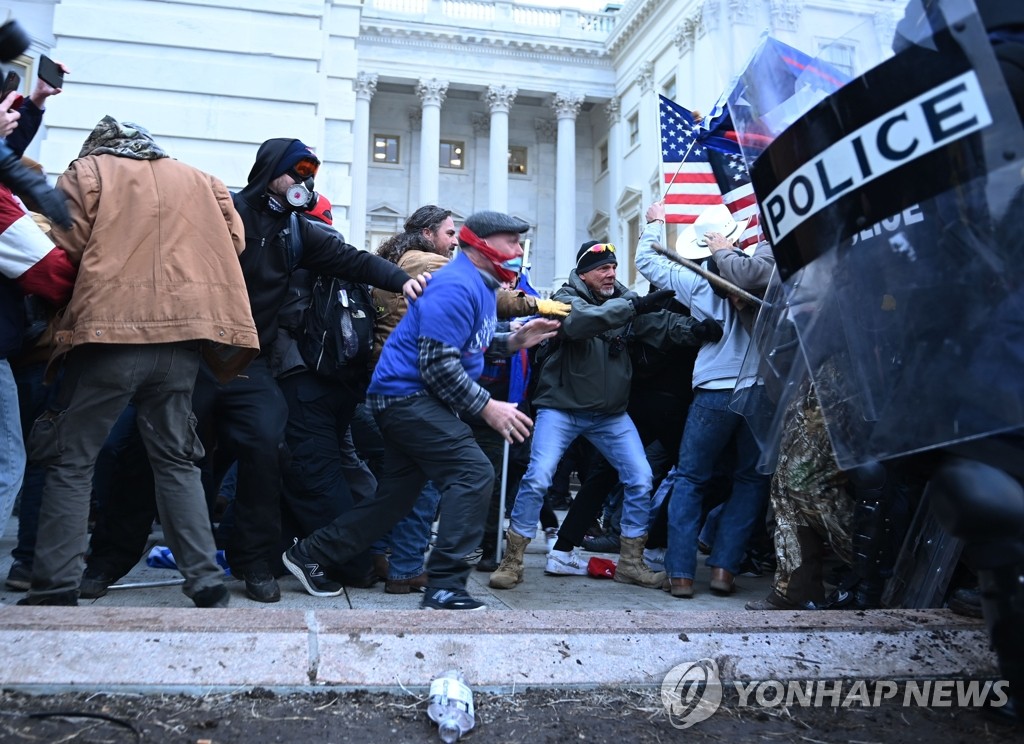 펜스, 몇초만 늦었어도 위험했다…"일부폭도, 납치·암살 계획"