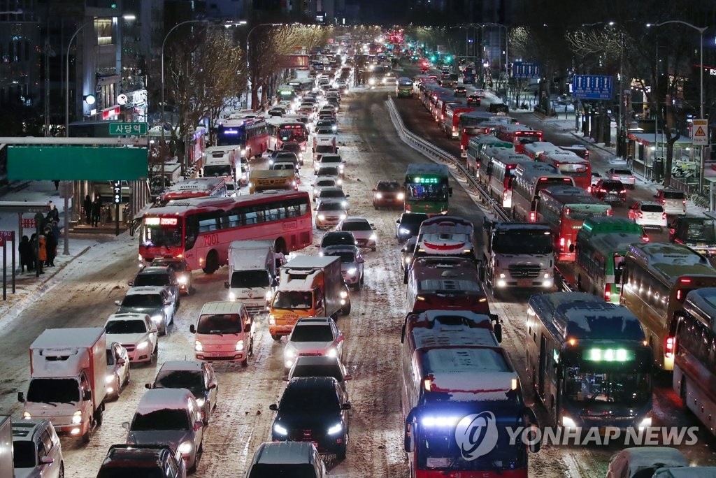 최강한파·강풍·폭설로 전국 '교통마비'…동파 등 피해 속출(종합)